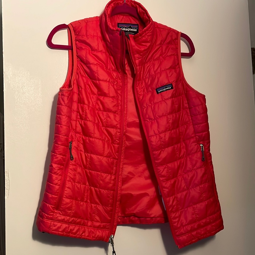 Patagonia Women’s primaloft Nanopuff vest in Red size medium